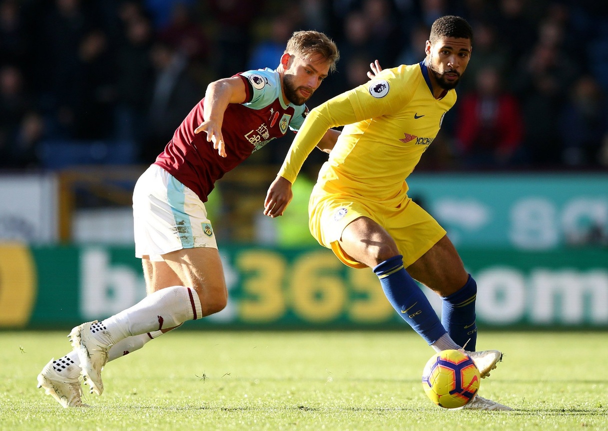 Sarri continua la corsa (Burnley-Chelsea 0-4), l’Arsenal si ferma in casa del Crystal Palace (2-2)