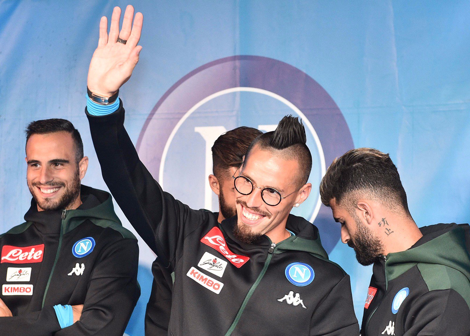Lo scambio di “saluti” su Twitter tra Napoli e Psg Lo scambio di “saluti” su Twitter tra Napoli e Psg