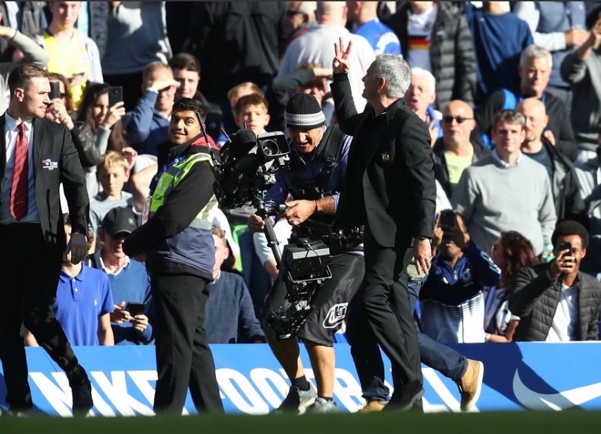 I fischi e gli insulti di Stamford Bridge a Mourinho: come fece Napoli con Cavani