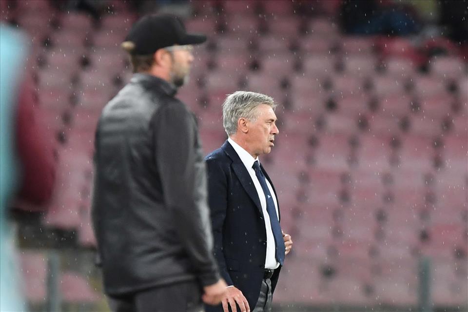 Gazzetta: la sera in cui Ancelotti prese Klopp per un orecchio e lo portò dietro la lavagna Gazzetta: la sera in cui Ancelotti prese Klopp per un orecchio e lo portò dietro la lavagna