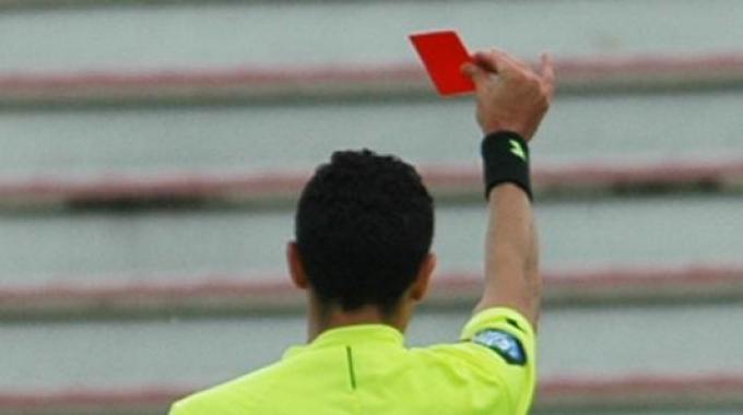 “Ti ammazzo brutto cane”. Daspo a calciatori per aggressione all’arbitro