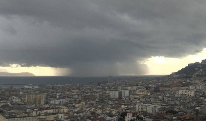 Allerta meteo e rischio alberi, domani scuole chiuse a Napoli