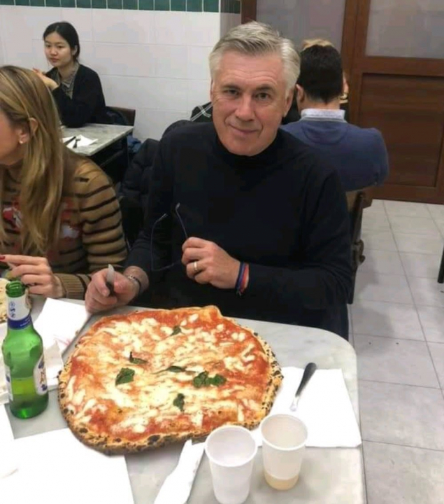 La normalità di Ancelotti anche davanti a una pizza