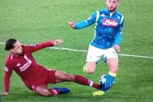 I sei falli commessi dal Napoli a Liverpool sono una fotografia item-thumbnail
