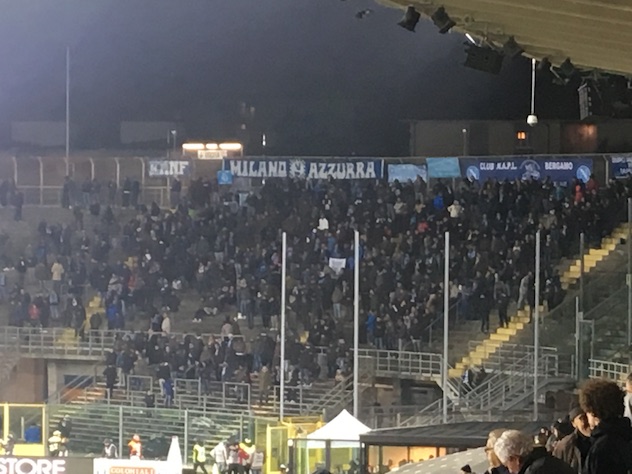 “Ancelotti uomo di merda” si alza dalla curva dell’Atalanta