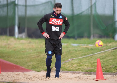 Mertens lavora nella sabbia per guarire la caviglia Mertens lavora nella sabbia per guarire la caviglia