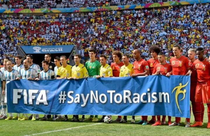 La Fifa: oltre il 50% di giocatori ha ricevuto insulti omofobi e razzisti sui social