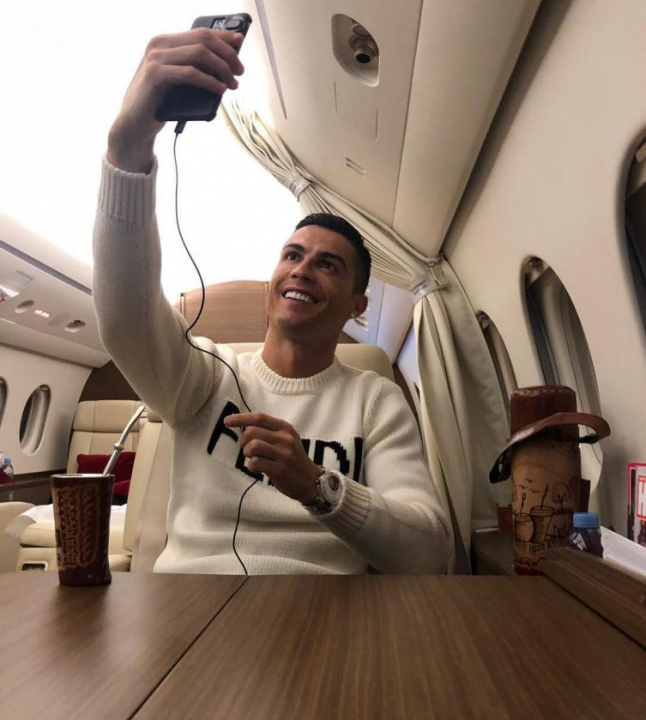 CR7 nella bufera, selfie dall’aereo nel giorno della scomparsa di Sala CR7 nella bufera, selfie dall’aereo nel giorno della scomparsa di Sala