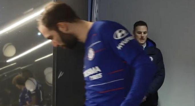 Non c’è pace per Higuain beccato mentre sputa all’Etihad Non c’è pace per Higuain beccato mentre sputa all’Etihad