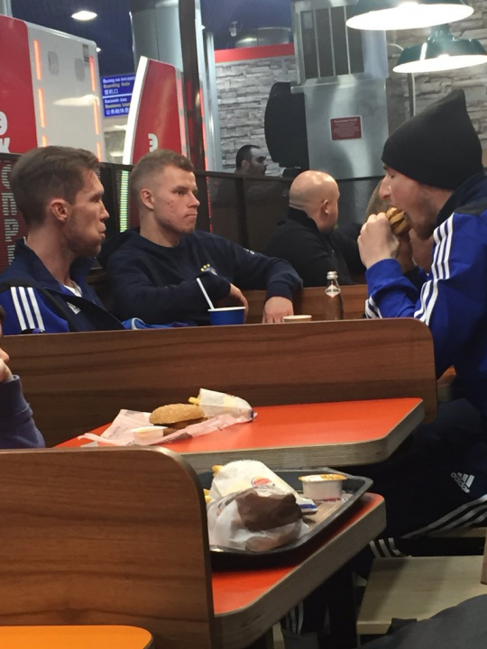 Il Bate Borisov da Burger King dopo la vittoria sull’Arsenal Il Bate Borisov da Burger King dopo la vittoria sull’Arsenal