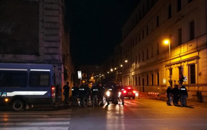 Caccia all’uomo a Roma: accoltellati tre tifosi del Siviglia (e due passanti)