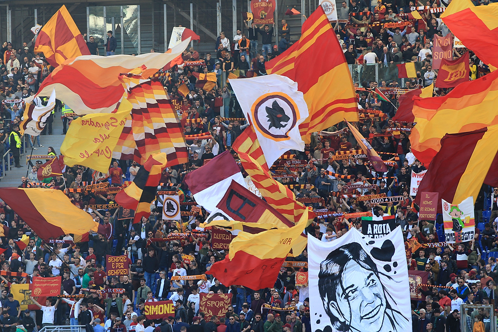 Il duello rusticano in Curva Sud, a Roma, dopo la monetina lanciata contro Totti (Repubblica)