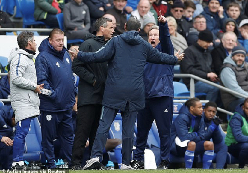 La lite tra Sarri e l’allenatore del Cardiff per il gol del Chelsea in fuorigioco La lite tra Sarri e l’allenatore del Cardiff per il gol del Chelsea in fuorigioco