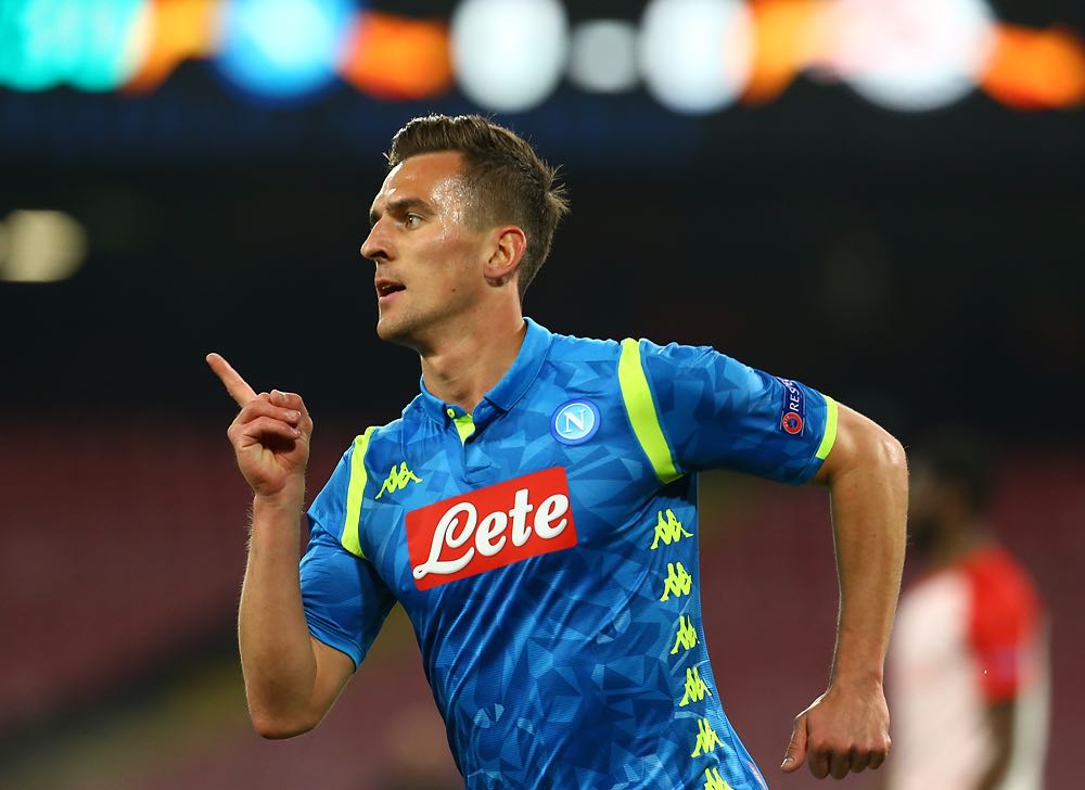 Fa tutto il Napoli: il gol (Milik) e il pareggio del Salisburgo (regalo di Allan). 1-1 primo tempo