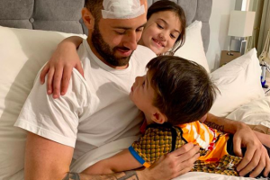 Ospina è a casa. La foto con i figli su Instagram item-thumbnail