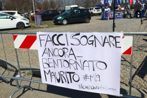 Icardi spunta uno striscione dei tifosi ad Appiano item-thumbnail