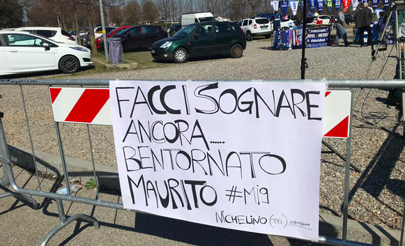 Icardi spunta uno striscione dei tifosi ad Appiano Icardi spunta uno striscione dei tifosi ad Appiano
