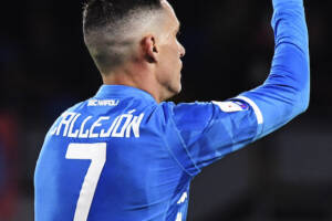 Callejon lancia la maglia ai tifosi del Napoli, gliela restituiscono item-thumbnail