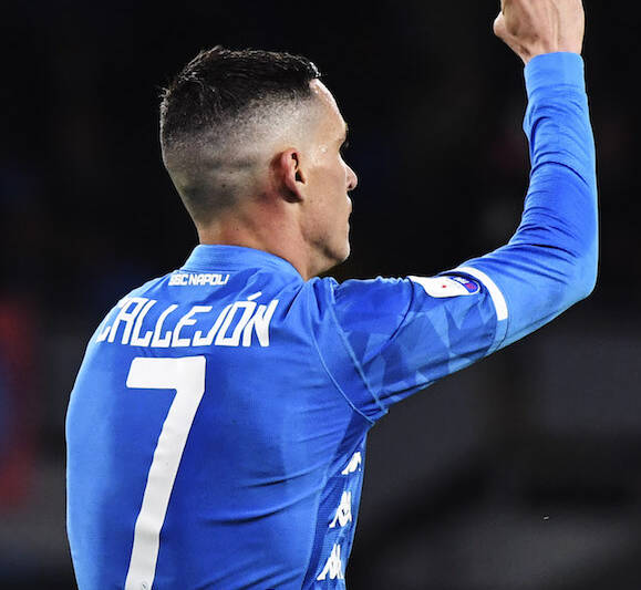 Callejon lancia la maglia ai tifosi del Napoli, gliela restituiscono