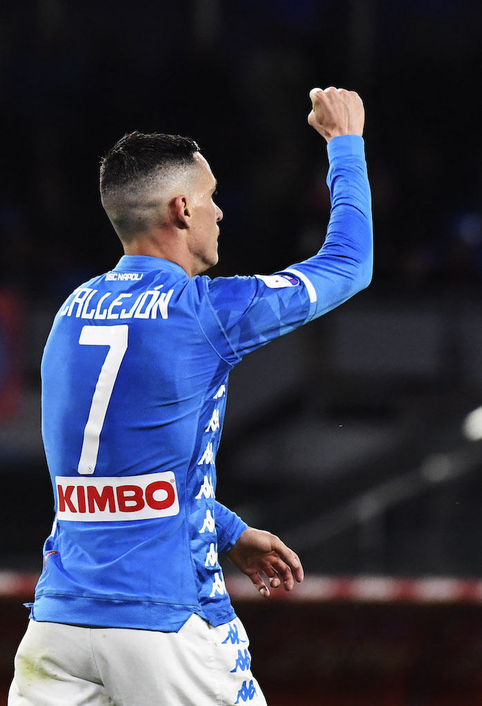 Callejon lancia la maglia ai tifosi del Napoli, gliela restituiscono Callejon lancia la maglia ai tifosi del Napoli, gliela restituiscono