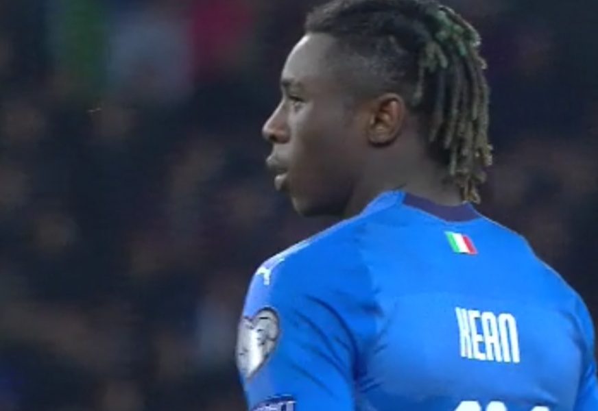 Kean arriva in ritardo alla riunione. Di Biagio lo fa accomodare in panchina