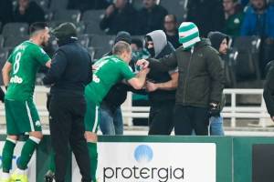 Grecia, sospeso il derby Panathinaikos-Olympiacos. Tifosi in campo con armi item-thumbnail