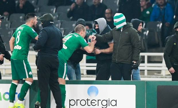 Grecia, sospeso il derby Panathinaikos-Olympiacos. Tifosi in campo con armi