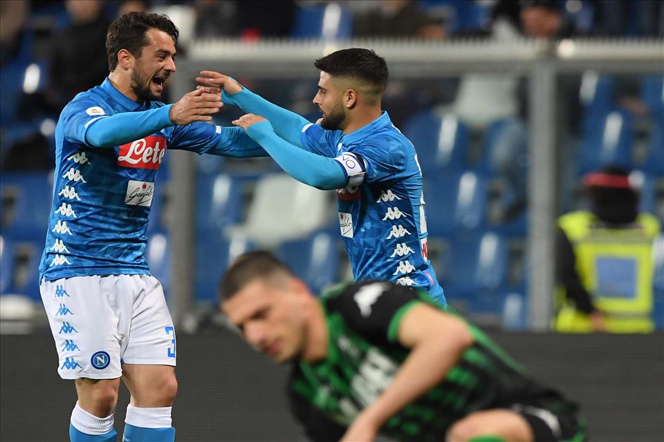 Caso Insigne, interviene papà: «Vuole rimanere a Napoli, sta bene qui» Caso Insigne, interviene papà: «Vuole rimanere a Napoli, sta bene qui»
