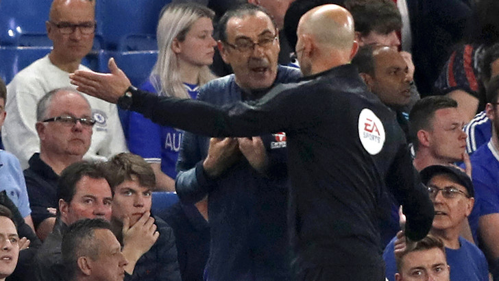 Dopo il danno, la beffa: Maurizio Sarri deferito per cattiva condotta Dopo il danno, la beffa: Maurizio Sarri deferito per cattiva condotta