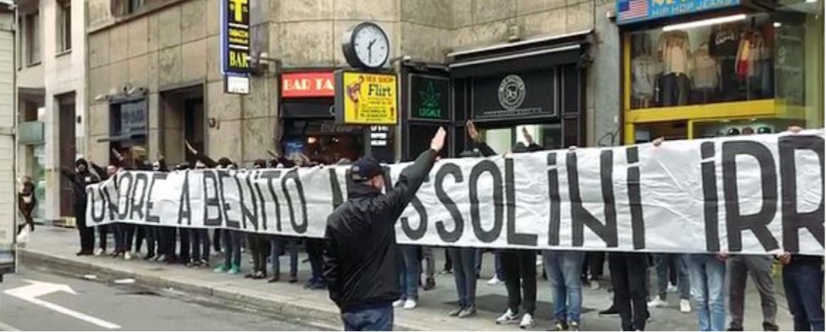 Coppa Italia: striscione fascista e cori razzisti, ma la partita si gioca Coppa Italia: striscione fascista e cori razzisti, ma la partita si gioca
