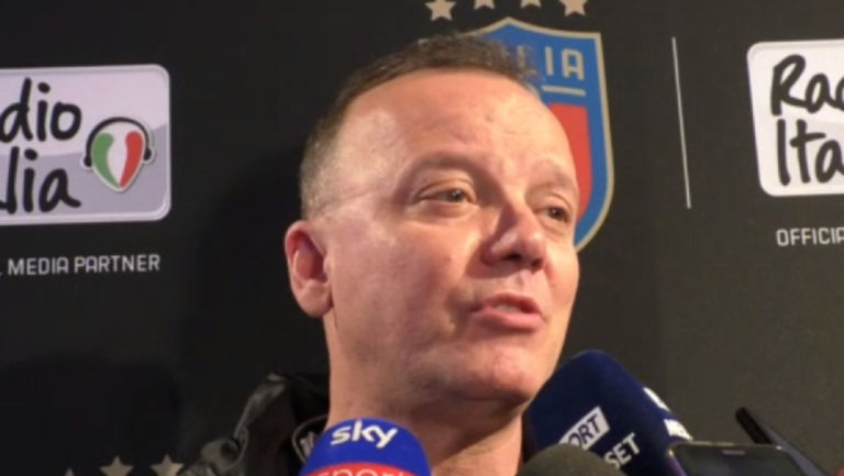 La ricetta di Gigi D’Alessio: «Per battere la Juve compriamo un arbitro» La ricetta di Gigi D’Alessio: «Per battere la Juve compriamo un arbitro»