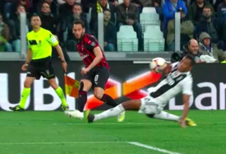 Juve-Milan 0-1 (al 45′): Fabbri nega col Var un rigore netto al Milan