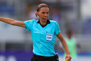 Primo arbitro donna nella Ligue 1 francese item-thumbnail