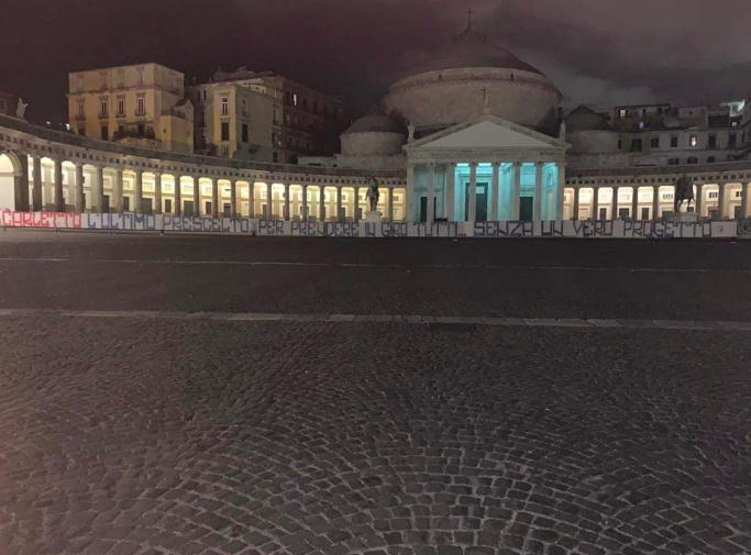 Striscione degli Ultrà contro De Laurentiis in Piazza Plebiscito