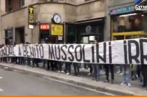 Striscione vergognoso dei laziali a Milano: ‘Onore a Benito Mussolini’ item-thumbnail