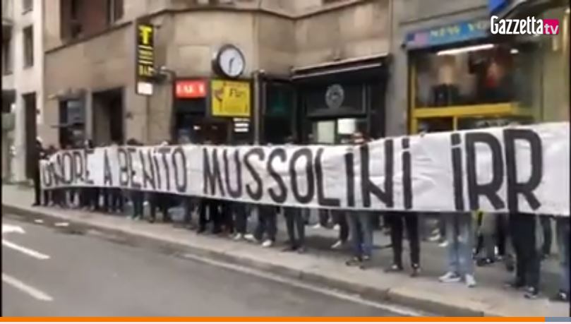 Striscione vergognoso dei laziali a Milano: ‘Onore a Benito Mussolini’