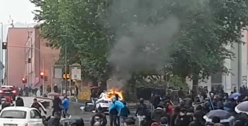 Scontri fuori all’Olimpico: tre auto incendiate e due agenti feriti Scontri fuori all’Olimpico: tre auto incendiate e due agenti feriti