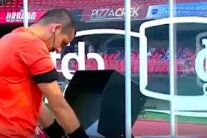 Brasile: arbitro prega davanti al Var prima di scendere in campo item-thumbnail