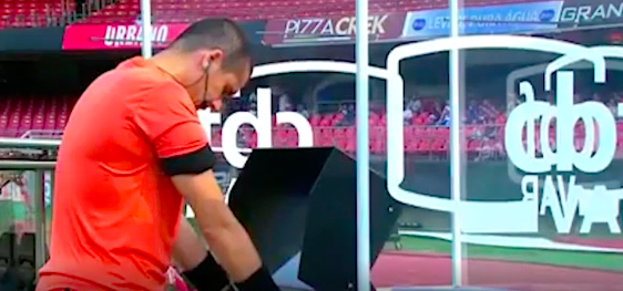 Brasile: arbitro prega davanti al Var prima di scendere in campo Brasile: arbitro prega davanti al Var prima di scendere in campo