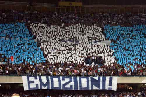 Il pullman del Napoli osannato dai tifosi. Finalmente