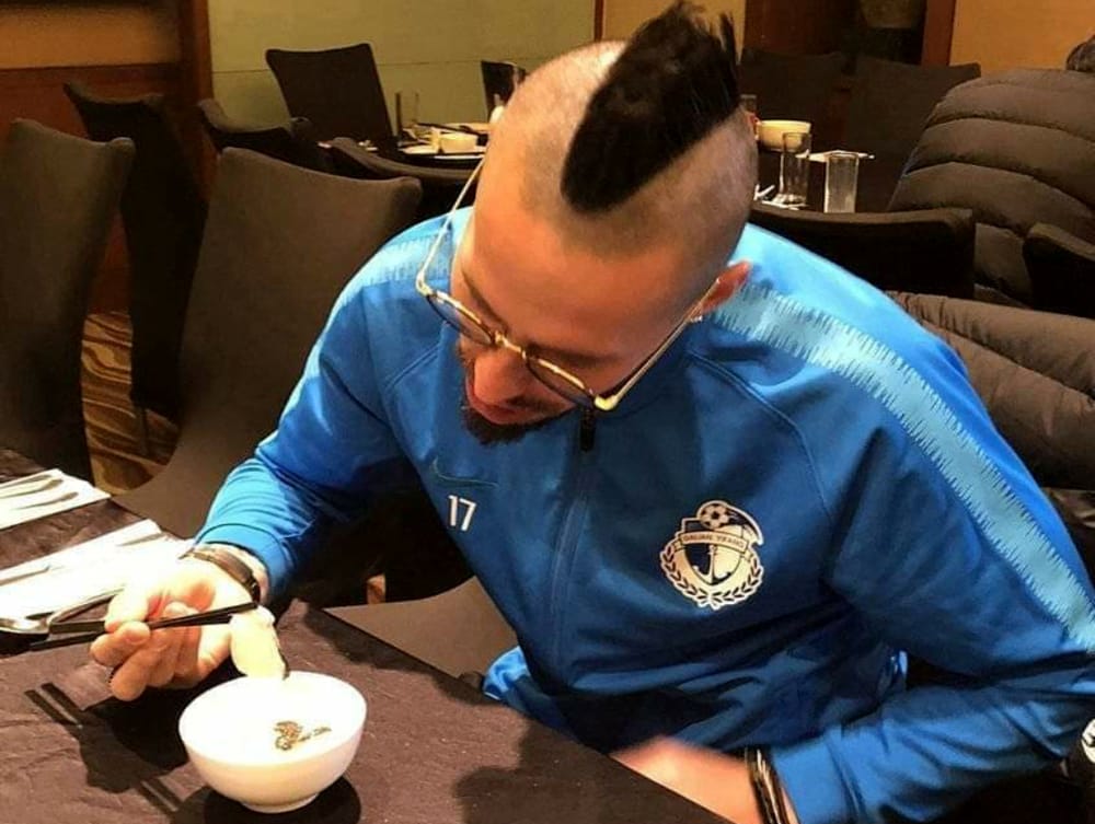 “Hai lasciato il Napoli nel momento del bisogno per soldi? E mo magn’t ‘o sushi” “Hai lasciato il Napoli nel momento del bisogno per soldi? E mo magn’t ‘o sushi”