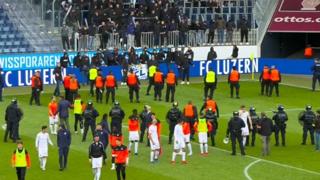 Il Grasshoppers va in B e gli ultras si fanno restituire le maglie dai calciatori Il Grasshoppers va in B e gli ultras si fanno restituire le maglie dai calciatori