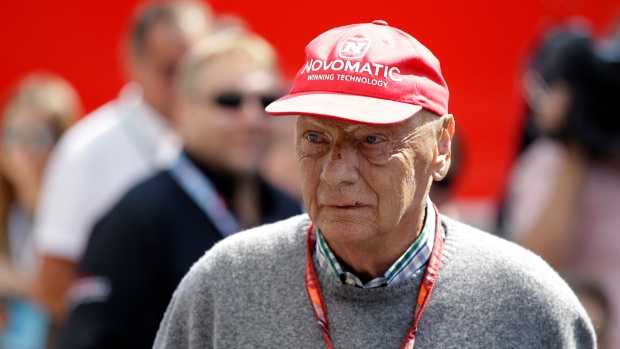 Niki Lauda ci ha insegnato a pilotare l’esistenza, sbandate comprese