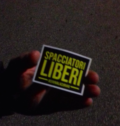 Adesivi in Curva B: “Spacciatori liberi” Adesivi in Curva B: “Spacciatori liberi”