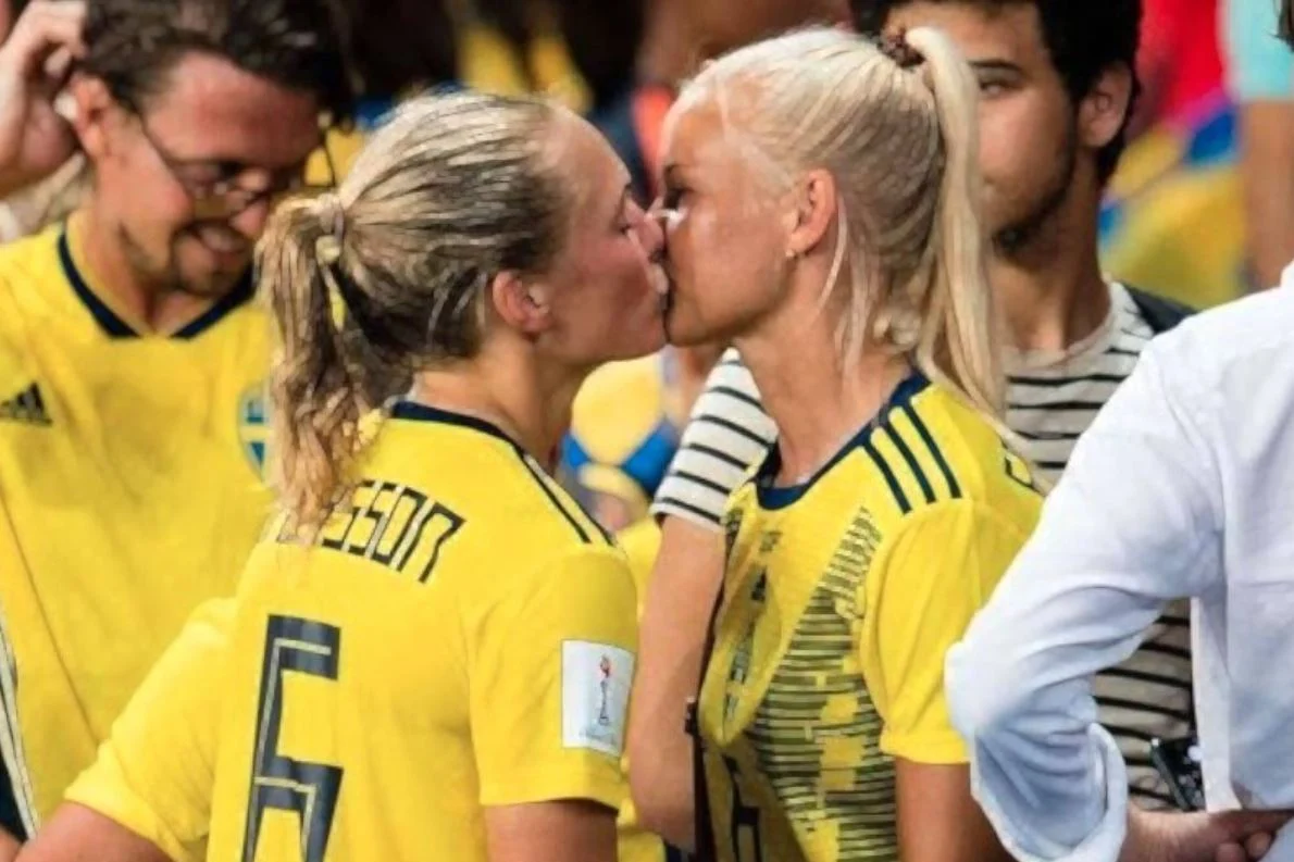 Basta un bacio tra donne allo stadio per essere etichettati nella rainbow family