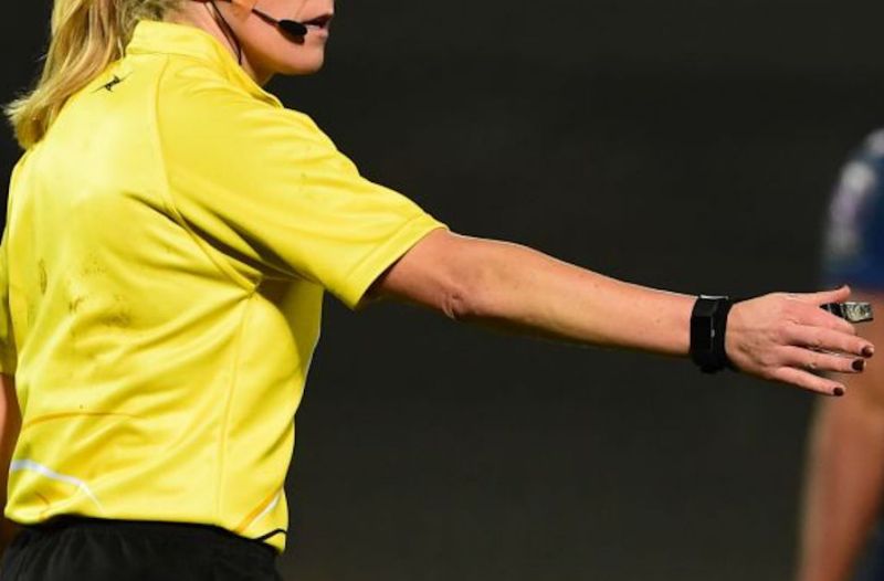 Arbitro filmata negli spogliatoi mentre si cambia: gli atti alla Procura Figc