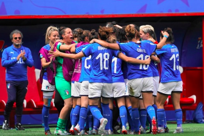 Resterà solo il calcio (maschile): Spagna e Inghilterra chiudono i campionati femminili