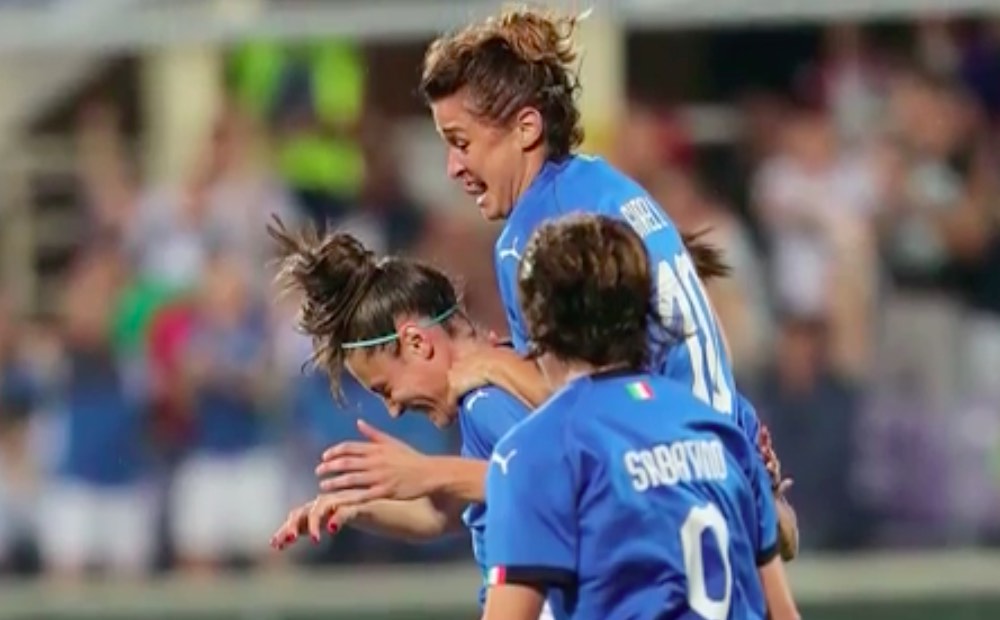 I Mondiali di calcio femminile nell’Italia maschile che ancora sbava per un’arbitra che si spoglia