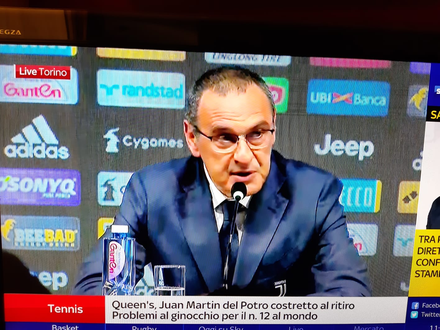 La Uefa chiede un giudizio su Sarri allenatore della Juve, i tifosi si scatenano