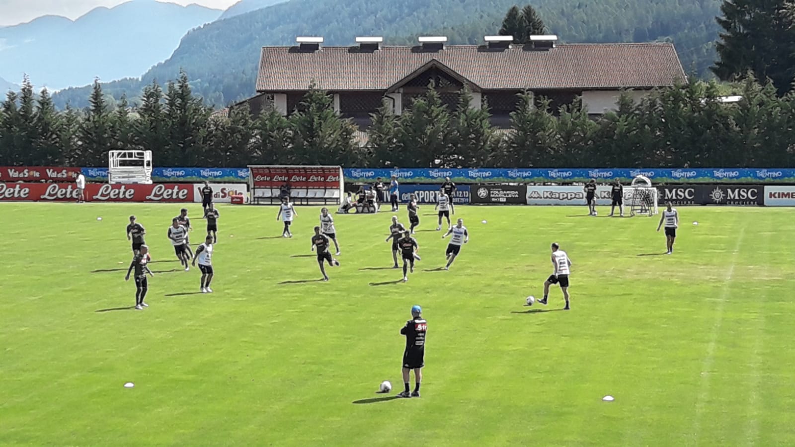 Qui Dimaro. Settimo giorno di allenamento, Mertens c’è ma non si vede Qui Dimaro. Settimo giorno di allenamento, Mertens c’è ma non si vede